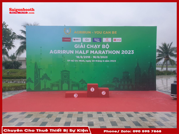 Backdrop Cho Sự Kiện Marathon Là Yếu Tố Quan Trọng Giúp Tạo ẤN Tượng Và Nâng Cao Tính Chuyên Nghiệp. Nó Không Chỉ Giúp Quảng Bá Thương Hiệu Mà Còn Tạo Không Gian Cho Những Bức Ảnh Kỷ Niệm. Saigonbooth Cung Cấp Dịch Vụ Cho Thuê Backdrop Chất Lượng, Phù Hợp Với Mọi Yêu Cầu Của Sự Kiện.