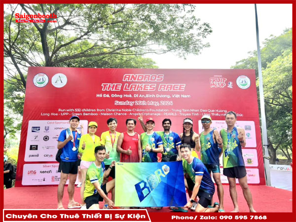 Backdrop Cho Sự Kiện Marathon Là Yếu Tố Quan Trọng Giúp Tạo ẤN Tượng Và Nâng Cao Tính Chuyên Nghiệp. Nó Không Chỉ Giúp Quảng Bá Thương Hiệu Mà Còn Tạo Không Gian Cho Những Bức Ảnh Kỷ Niệm. Saigonbooth Cung Cấp Dịch Vụ Cho Thuê Backdrop Chất Lượng, Phù Hợp Với Mọi Yêu Cầu Của Sự Kiện.