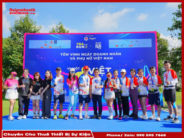 Backdrop Cho Sự Kiện Marathon Là Yếu Tố Quan Trọng Giúp Tạo ẤN Tượng Và Nâng Cao Tính Chuyên Nghiệp. Nó Không Chỉ Giúp Quảng Bá Thương Hiệu Mà Còn Tạo Không Gian Cho Những Bức Ảnh Kỷ Niệm. Saigonbooth Cung Cấp Dịch Vụ Cho Thuê Backdrop Chất Lượng, Phù Hợp Với Mọi Yêu Cầu Của Sự Kiện.
