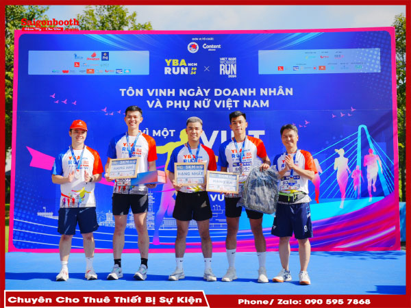 Backdrop Cho Sự Kiện Marathon Là Yếu Tố Quan Trọng Giúp Tạo ẤN Tượng Và Nâng Cao Tính Chuyên Nghiệp. Nó Không Chỉ Giúp Quảng Bá Thương Hiệu Mà Còn Tạo Không Gian Cho Những Bức Ảnh Kỷ Niệm. Saigonbooth Cung Cấp Dịch Vụ Cho Thuê Backdrop Chất Lượng, Phù Hợp Với Mọi Yêu Cầu Của Sự Kiện.