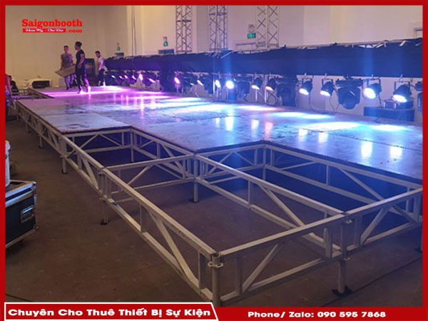Cách Chọn Sân Khấu Di Động Phù Hợp Với Sự Kiện Giúp Lựa Chọn Sân Khấu Linh Hoạt, Tiết Kiệm Chi Phí Cho Các Sự Kiện. Saigonbooth Cung Cấp Dịch Vụ Cho Thuê Sân Khấu Di Động Chất Lượng, Với Hỗ Trợ Lắp Đặt Chuyên Nghiệp Và Báo Giá Nhanh Chóng, Đảm Bảo Sự Kiện Của Bạn Diễn Ra Suôn Sẻ..jpg