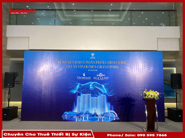 Dịch Vụ Cho Thuê Khung Backdrop Di Động Của Saigonbooth Mang Đến Giải Pháp Tiết Kiệm Chi Phí Và Linh Hoạt Cho Mọi Sự Kiện. Khung Backdrop Dễ Dàng Di Chuyển, Lắp Đặt Nhanh Chóng Và Phù Hợp Với Nhiều Loại Sự Kiện. Saigonbooth Cung Cấp Dịch Vụ Hỗ Trợ Báo Giá, Lắp Đặt Chuyên Nghiệp.