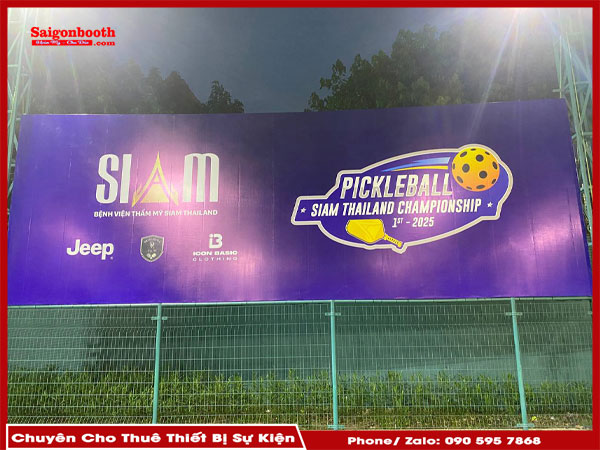 Dịch Vụ Cho Thuê Khung Backdrop Di Động Của Saigonbooth Mang Đến Giải Pháp Tiết Kiệm Chi Phí Và Linh Hoạt Cho Mọi Sự Kiện. Khung Backdrop Dễ Dàng Di Chuyển, Lắp Đặt Nhanh Chóng Và Phù Hợp Với Nhiều Loại Sự Kiện. Saigonbooth Cung Cấp Dịch Vụ Hỗ Trợ Báo Giá, Lắp Đặt Chuyên Nghiệp.