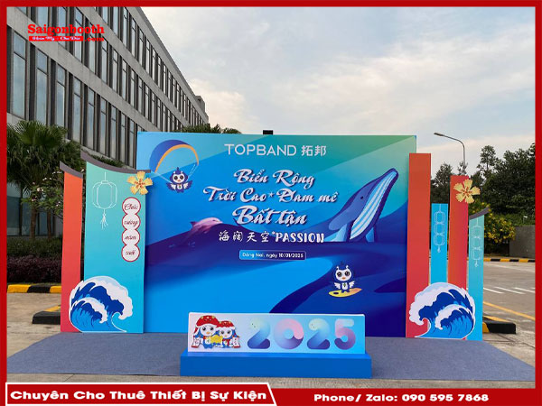 Dịch Vụ Cho Thuê Khung Backdrop Di Động Của Saigonbooth Mang Đến Giải Pháp Tiết Kiệm Chi Phí Và Linh Hoạt Cho Mọi Sự Kiện. Khung Backdrop Dễ Dàng Di Chuyển, Lắp Đặt Nhanh Chóng Và Phù Hợp Với Nhiều Loại Sự Kiện. Saigonbooth Cung Cấp Dịch Vụ Hỗ Trợ Báo Giá, Lắp Đặt Chuyên Nghiệp.