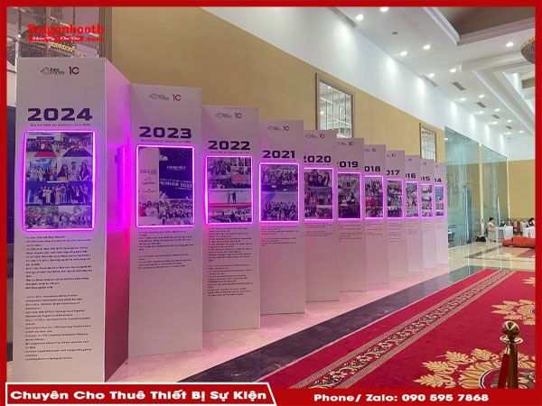 Dịch Vụ Cho Thuê Khung Backdrop Hội Nghị Giúp Tạo Không Gian Sự Kiện Chuyên Nghiệp, Tiết Kiệm Chi Phí Và Dễ Dàng Tùy Chỉnh. Saigonbooth Cung Cấp Khung Backdrop Chất Lượng Cao, Dịch Vụ Lắp Đặt Nhanh Chóng, Giá Cả Hợp Lý, Phù Hợp Với Nhu Cầu Của Các Hội Nghị Lớn Và Nhỏ.