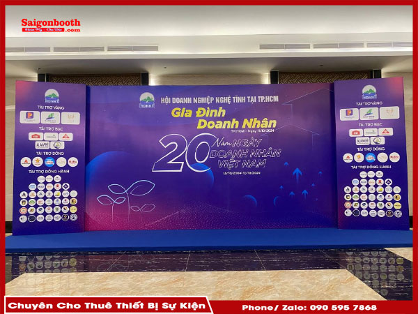 Dịch Vụ Cho Thuê Khung Backdrop Hội Nghị Giúp Tạo Không Gian Sự Kiện Chuyên Nghiệp, Tiết Kiệm Chi Phí Và Dễ Dàng Tùy Chỉnh. Saigonbooth Cung Cấp Khung Backdrop Chất Lượng Cao, Dịch Vụ Lắp Đặt Nhanh Chóng, Giá Cả Hợp Lý, Phù Hợp Với Nhu Cầu Của Các Hội Nghị Lớn Và Nhỏ.