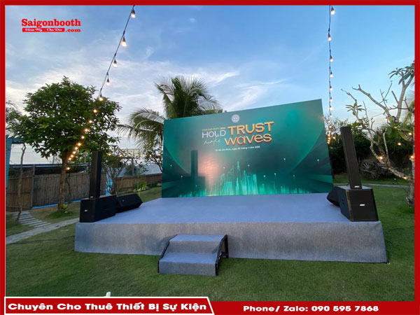 Dịch Vụ Cho Thuê Khung Backdrop Sân Khấu Giúp Tạo Không Gian Sự Kiện Chuyên Nghiệp, ấN Tượng Và Phù Hợp Với Chủ Đề. Backdrop Là Yếu Tố Quan Trọng Thể Hiện Thông Điệp, Hỗ Trợ Quảng Bá Thương Hiệu Và Làm Nền Cho Các Hoạt Động Truyền Thông, Tăng Tính Thẩm Mỹ Cho Sân Khấu.