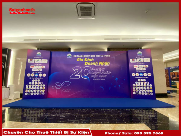 Dịch Vụ Cho Thuê Khung Backdrop Sân Khấu Giúp Tạo Không Gian Sự Kiện Chuyên Nghiệp, ấN Tượng Và Phù Hợp Với Chủ Đề. Backdrop Là Yếu Tố Quan Trọng Thể Hiện Thông Điệp, Hỗ Trợ Quảng Bá Thương Hiệu Và Làm Nền Cho Các Hoạt Động Truyền Thông, Tăng Tính Thẩm Mỹ Cho Sân Khấu.