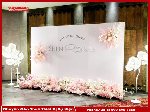 Dịch Vụ Cho Thuê Khung Backdrop Tiệc Cưới Tại Saigonbooth Mang Đến Nhiều Mẫu Mã Backdrop Đa Dạng, Chất Lượng Cao, Giúp Tạo Không Gian Lãng Mạn Cho Tiệc Cưới. Chúng Tôi Cung Cấp Dịch Vụ Lắp Đặt Trọn Gói, Với Các Thiết Kế Tùy Chỉnh Phù Hợp, Tiết Kiệm Chi Phí Và Đảm Bảo Sự Kiện Hoàn Hảo.