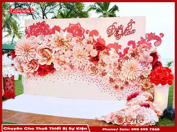 Dịch Vụ Cho Thuê Khung Backdrop Tiệc Cưới Tại Saigonbooth Mang Đến Nhiều Mẫu Mã Backdrop Đa Dạng, Chất Lượng Cao, Giúp Tạo Không Gian Lãng Mạn Cho Tiệc Cưới. Chúng Tôi Cung Cấp Dịch Vụ Lắp Đặt Trọn Gói, Với Các Thiết Kế Tùy Chỉnh Phù Hợp, Tiết Kiệm Chi Phí Và Đảm Bảo Sự Kiện Hoàn Hảo.