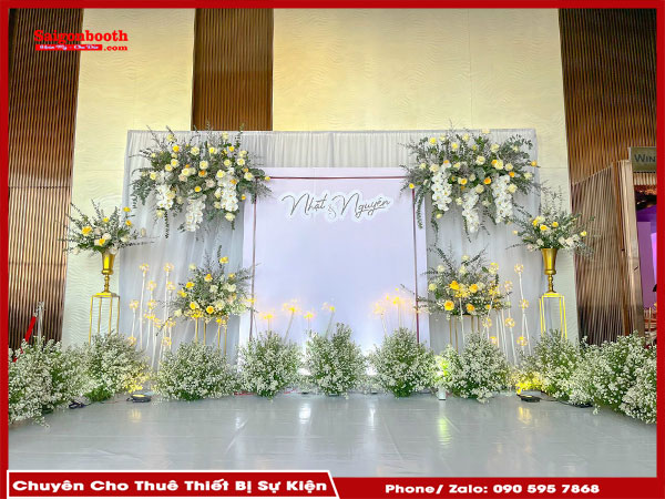 Dịch Vụ Cho Thuê Khung Backdrop Tiệc Cưới Tại Saigonbooth Mang Đến Nhiều Mẫu Mã Backdrop Đa Dạng, Chất Lượng Cao, Giúp Tạo Không Gian Lãng Mạn Cho Tiệc Cưới. Chúng Tôi Cung Cấp Dịch Vụ Lắp Đặt Trọn Gói, Với Các Thiết Kế Tùy Chỉnh Phù Hợp, Tiết Kiệm Chi Phí Và Đảm Bảo Sự Kiện Hoàn Hảo.