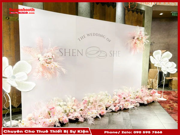 Dịch Vụ Cho Thuê Khung Backdrop Tiệc Cưới Tại Saigonbooth Mang Đến Nhiều Mẫu Mã Backdrop Đa Dạng, Chất Lượng Cao, Giúp Tạo Không Gian Lãng Mạn Cho Tiệc Cưới. Chúng Tôi Cung Cấp Dịch Vụ Lắp Đặt Trọn Gói, Với Các Thiết Kế Tùy Chỉnh Phù Hợp, Tiết Kiệm Chi Phí Và Đảm Bảo Sự Kiện Hoàn Hảo.