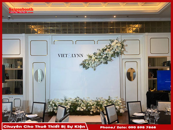Dịch Vụ Cho Thuê Khung Backdrop Tiệc Cưới Tại Saigonbooth Mang Đến Nhiều Mẫu Mã Backdrop Đa Dạng, Chất Lượng Cao, Giúp Tạo Không Gian Lãng Mạn Cho Tiệc Cưới. Chúng Tôi Cung Cấp Dịch Vụ Lắp Đặt Trọn Gói, Với Các Thiết Kế Tùy Chỉnh Phù Hợp, Tiết Kiệm Chi Phí Và Đảm Bảo Sự Kiện Hoàn Hảo.