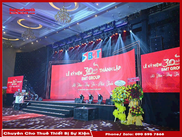 Dịch Vụ Cho Thuê Sân Khấu Lắp Ghép Theo Yêu Cầu Của Saigonbooth Mang Đến Giải Pháp Linh Hoạt, Tiết Kiệm Cho Mọi Sự Kiện. Với Khả Năng Tùy Chỉnh Thiết Kế, Thi Công Nhanh Chóng, Dịch Vụ Này Phù Hợp Với Nhiều Loại Hình Sự Kiện, Đảm Bảo Thẩm Mỹ, Kỹ Thuật Và An Toàn.